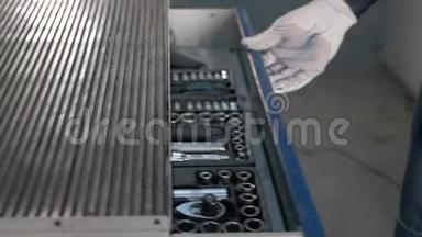 机械手打开蓝色金属盒，在现代服务站使用不同工具进行汽车修理